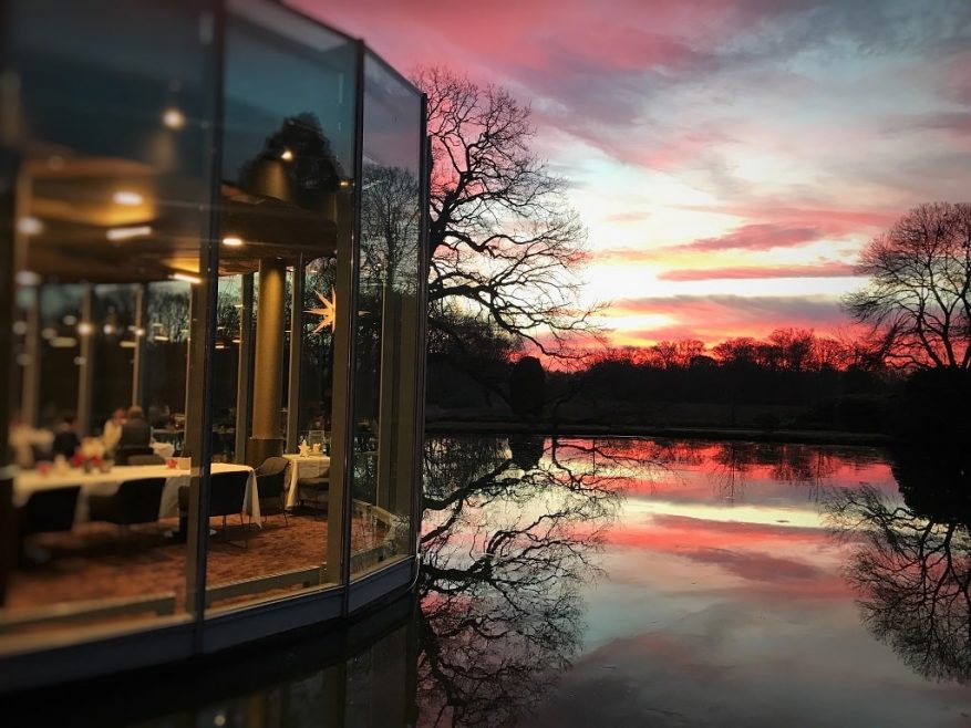 Blick entlang des Restaurants in den Schlosspark.