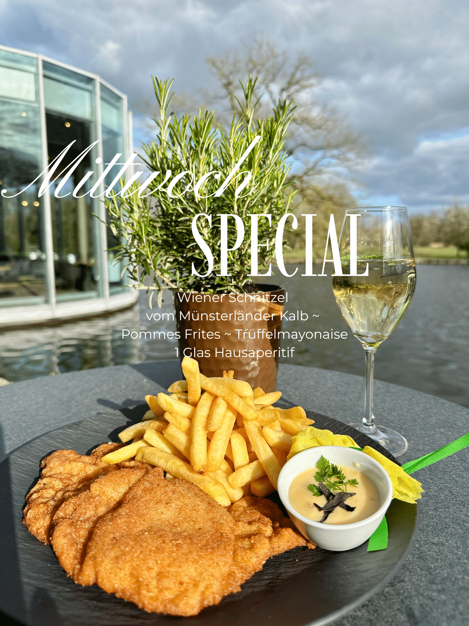 Blick mit Wasserpavillon in die Gartenanlagen